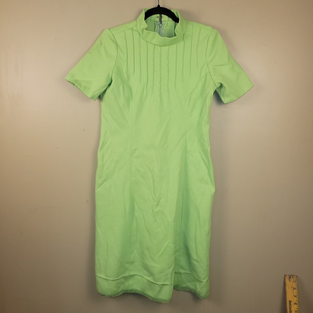 Style / Look: Vintage mod / retro minimalist shift dress with a bold‎ neon green